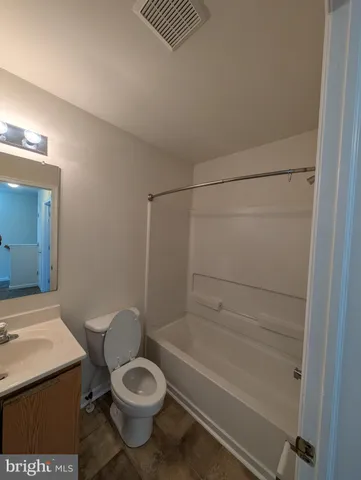 a view of empty room with window