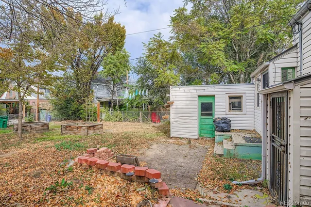 a view of a house with backyard and a tree