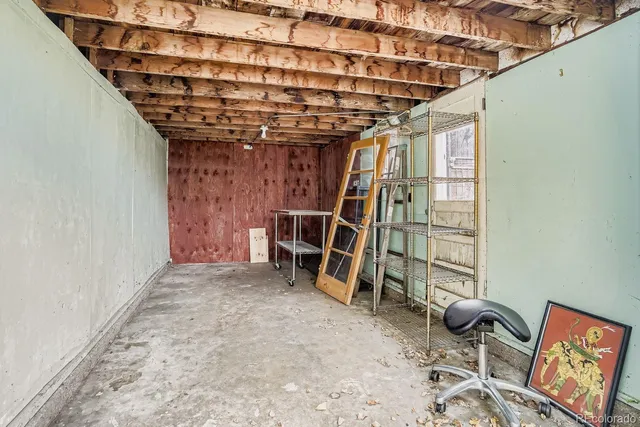 a view of livingroom with furniture
