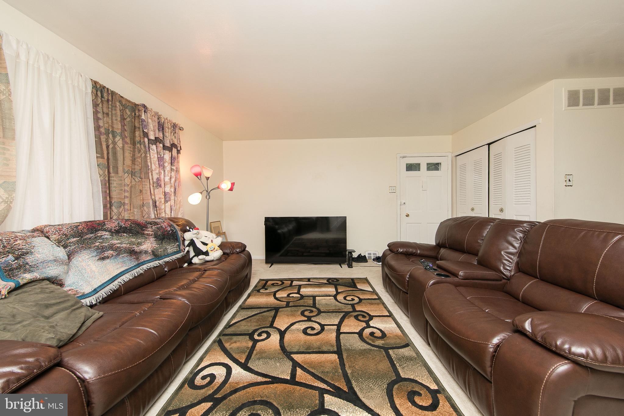 11944 Dumont Road Philadelphia, PA 19116 - Photo 20 of 22 Living Room