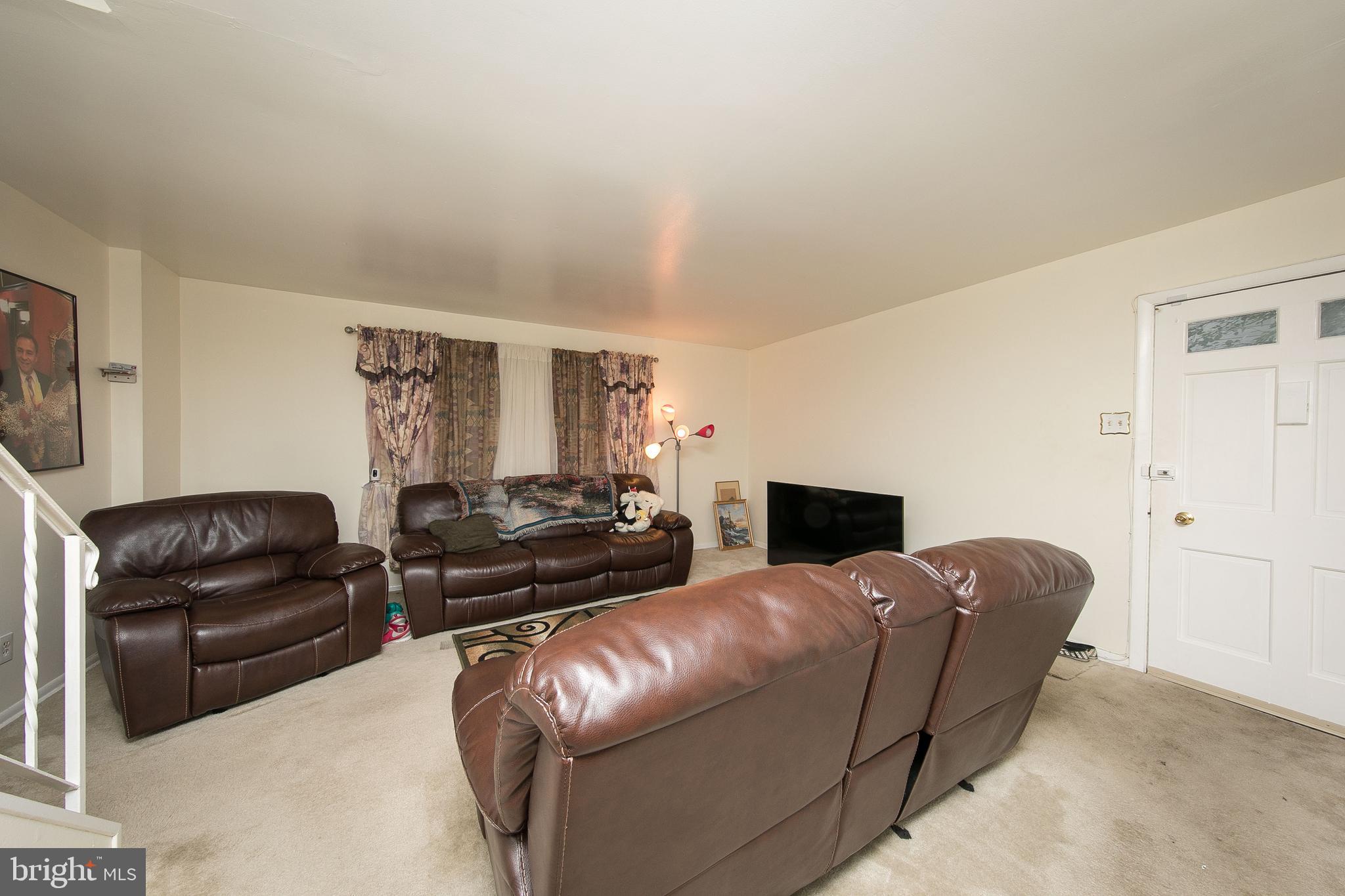 11944 Dumont Road Philadelphia, PA 19116 - Photo 21 of 22 Living Room