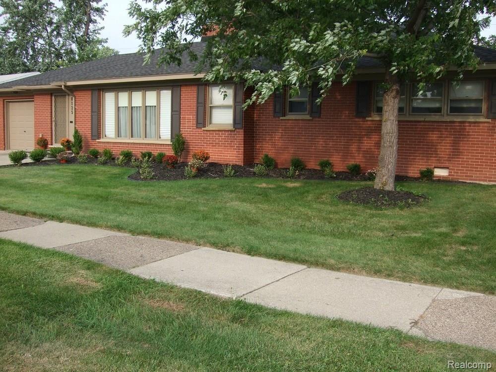 8125 Pelham Road Allen Park, MI 48101 - Photo 5 of 30 HARD TO FIT THE WHOLE HOUSE IN ONE PHOTO!