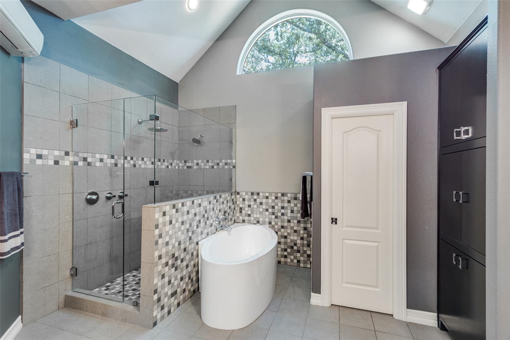 452 Windjammer Lane Azle, TX 76020 - Photo 21 of 40 a bathroom with a sink and a mirror