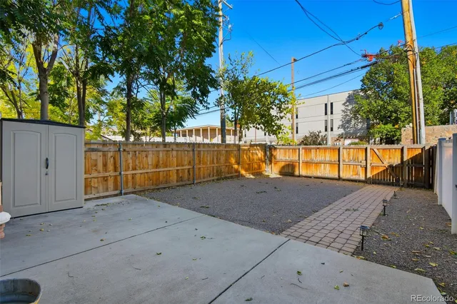 a view of a backyard