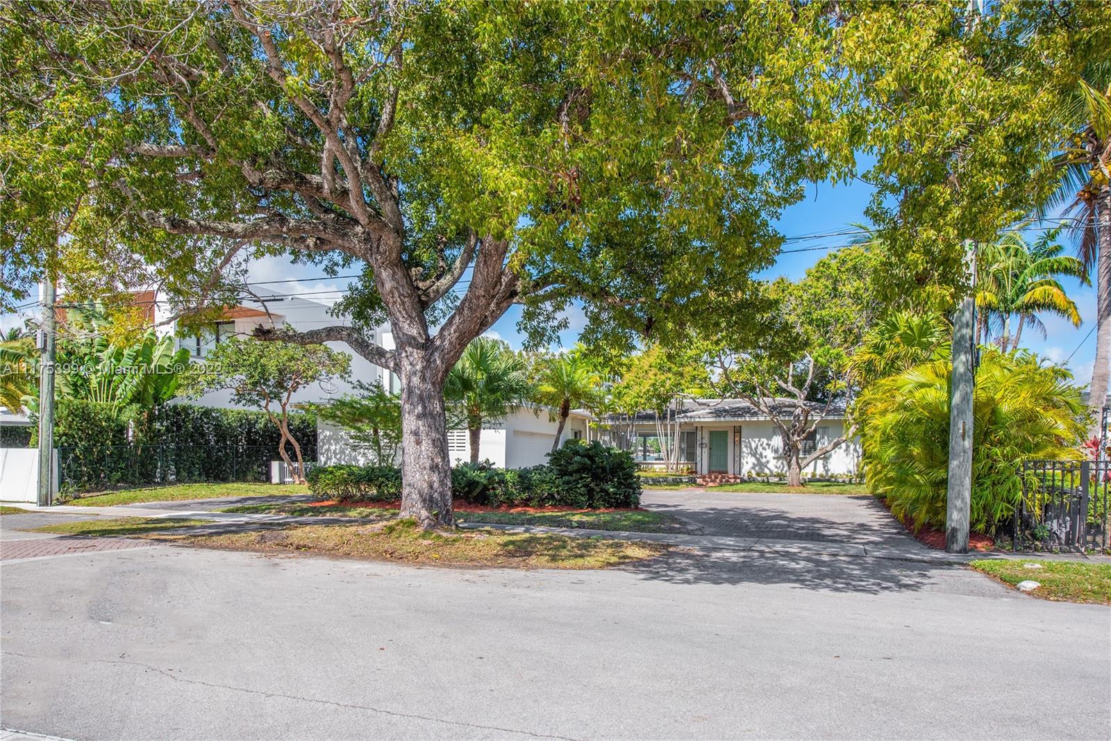 1275 North Biscayne Point Road Miami Beach, FL 33141 - Photo 3 of 39