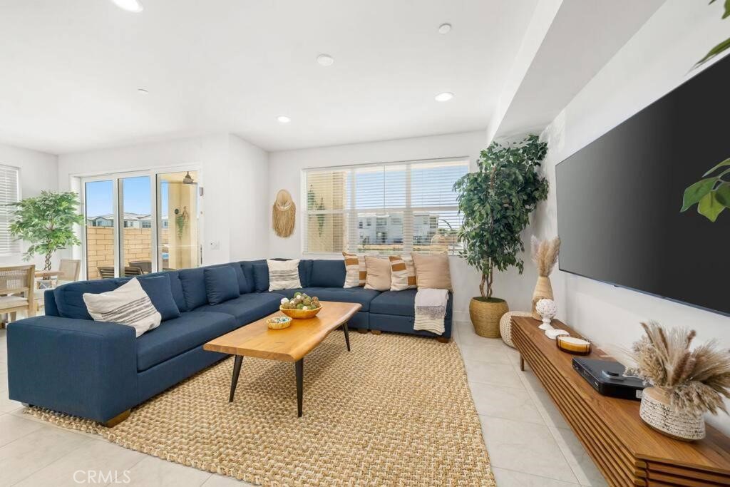 84675 Lago Brezza Indio, CA 92203 - Photo 6 of 40 a living room with furniture and a potted plant