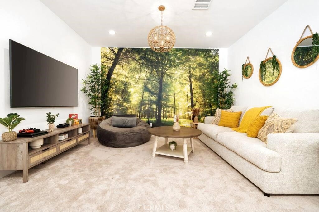 84675 Lago Brezza Indio, CA 92203 - Photo 8 of 40 a living room with furniture and a flat screen tv