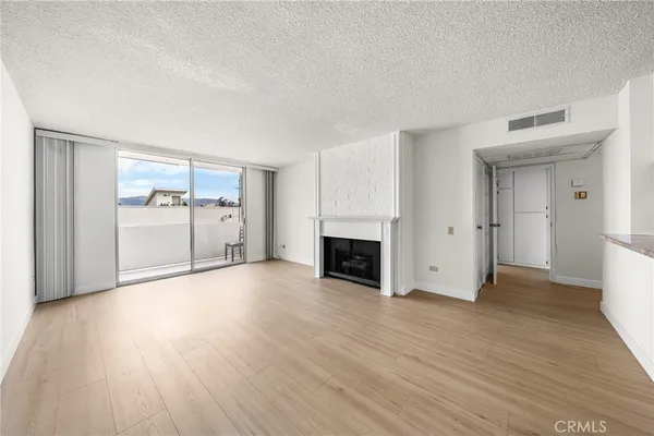 $1,742 | 421 La Fayette, Unit 726, Los Angeles, CA 90057