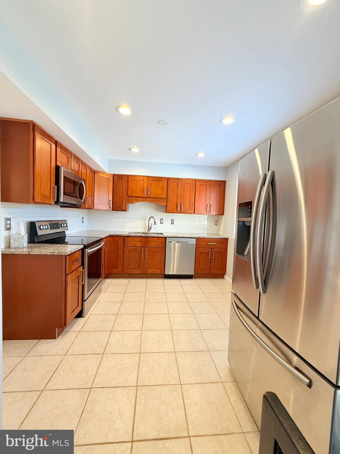 7250 Lasting Way Columbia, MD 21045 - Photo 4 of 39 Modern kitchen with sleek appliances.