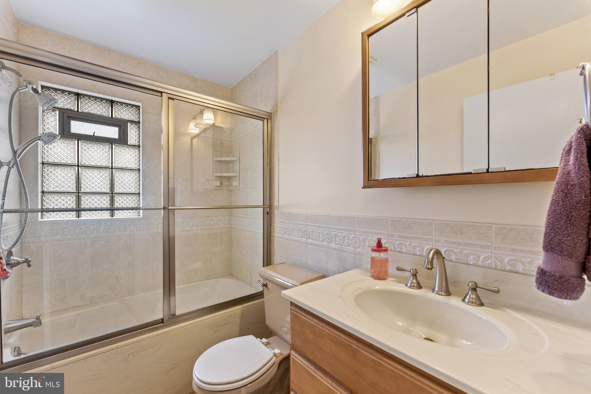 510 Epsom Road Towson, MD 21286 - Photo 11 of 48 Bedroom level full guest bathroom
