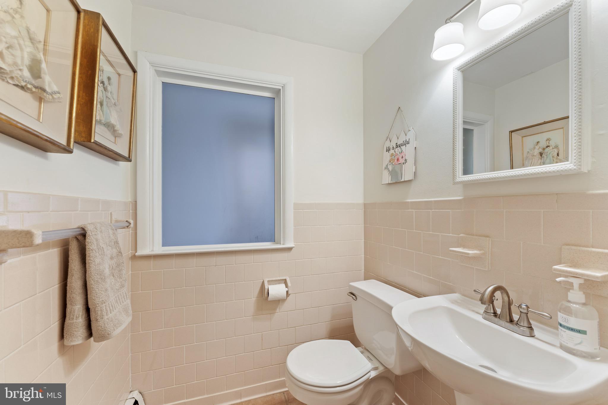 510 Epsom Road Towson, MD 21286 - Photo 14 of 48 Full bathroom on main level