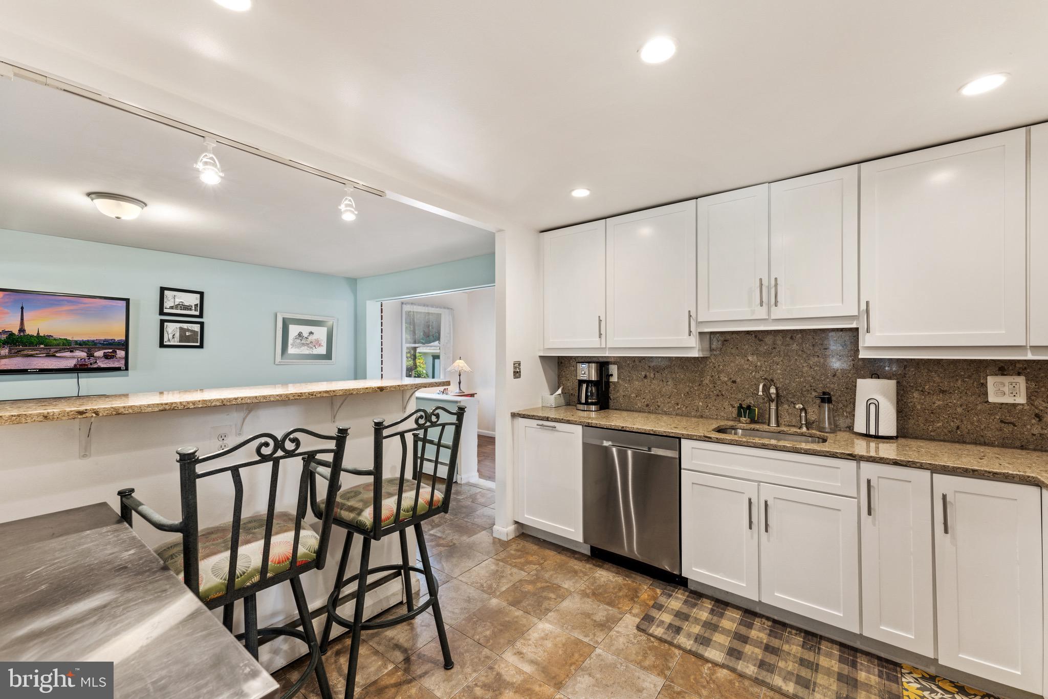 510 Epsom Road Towson, MD 21286 - Photo 16 of 48 Kitchen with peninsula