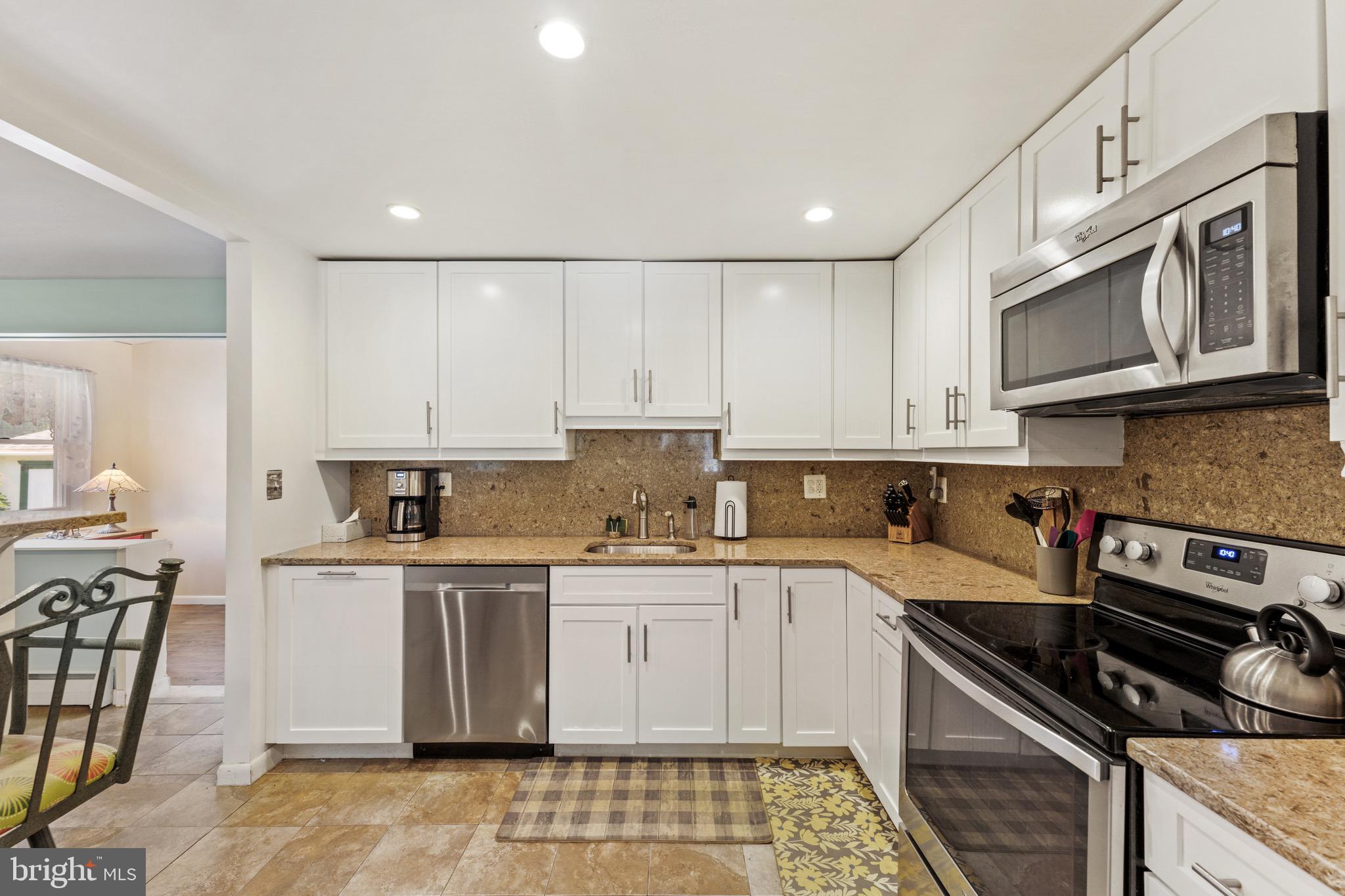 510 Epsom Road Towson, MD 21286 - Photo 17 of 48 Beautiful gold granite countertops/ white cabinets