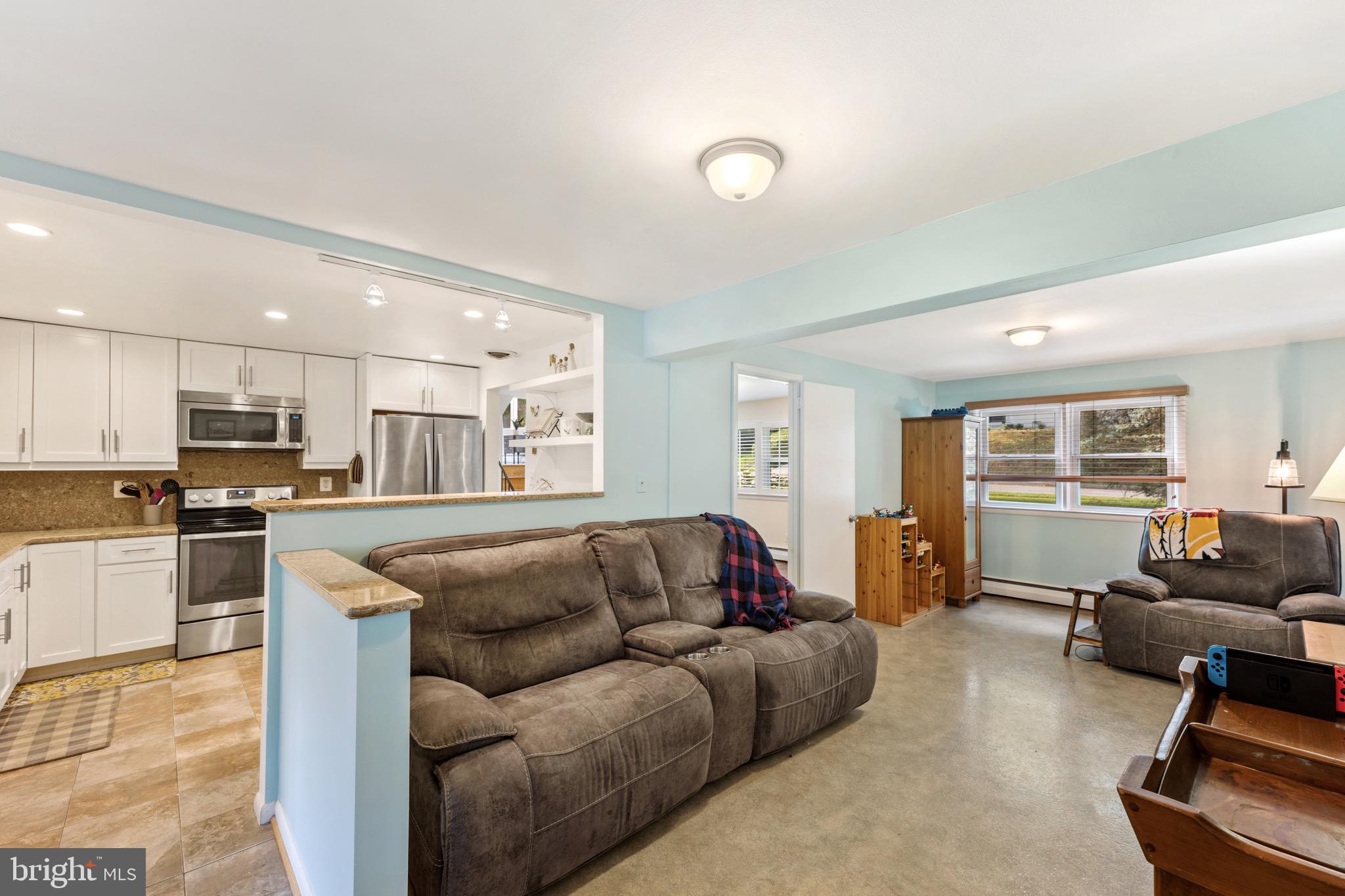510 Epsom Road Towson, MD 21286 - Photo 20 of 48 Space for enjoying TV or reading/playing