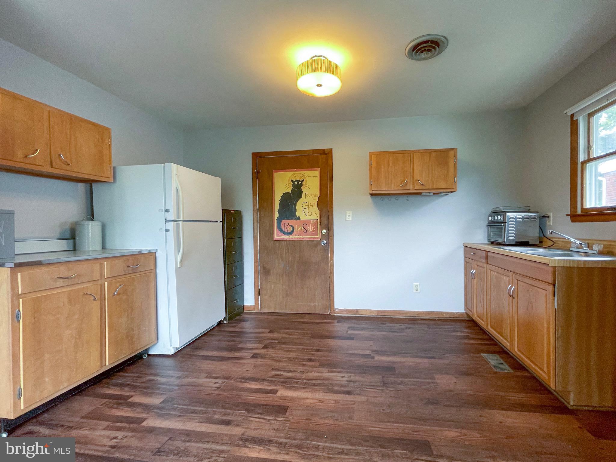 510 Epsom Road Towson, MD 21286 - Photo 25 of 48 Kitchenette with sink, coffee bar, new LVP floor