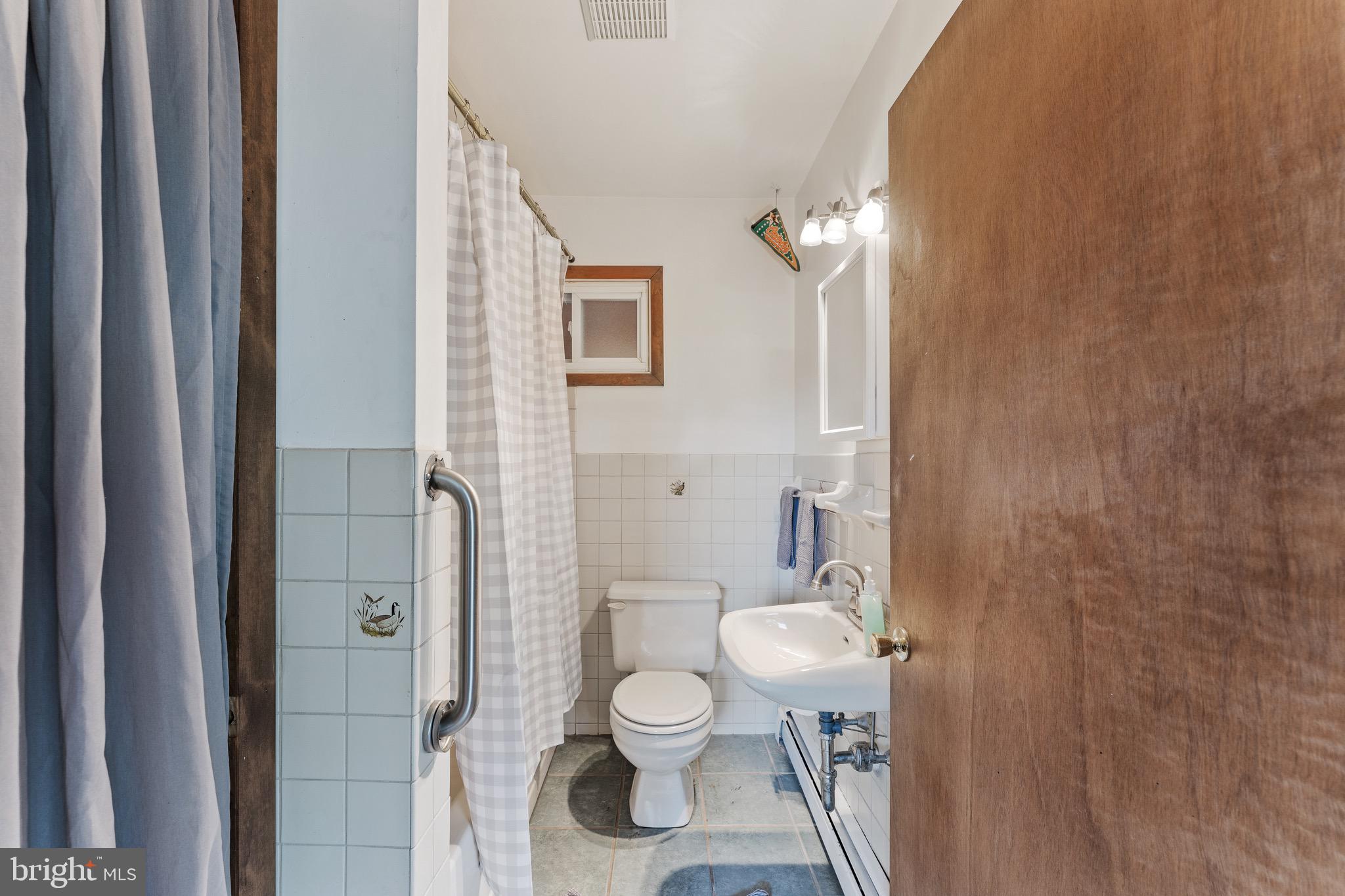 510 Epsom Road Towson, MD 21286 - Photo 29 of 48 Fourth bathroom (en-suite)