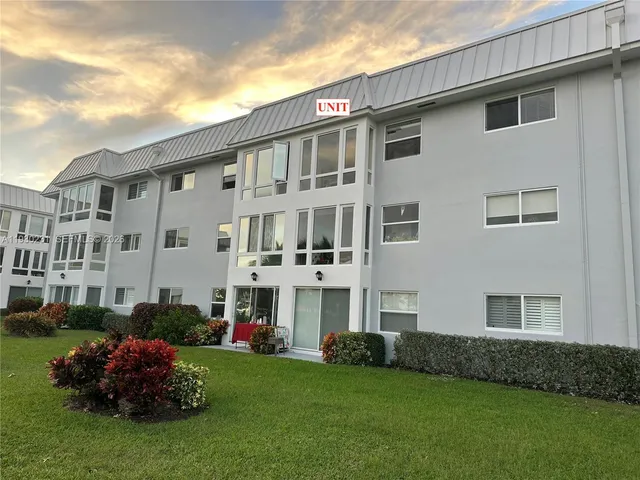 a view of a pathway next to a building