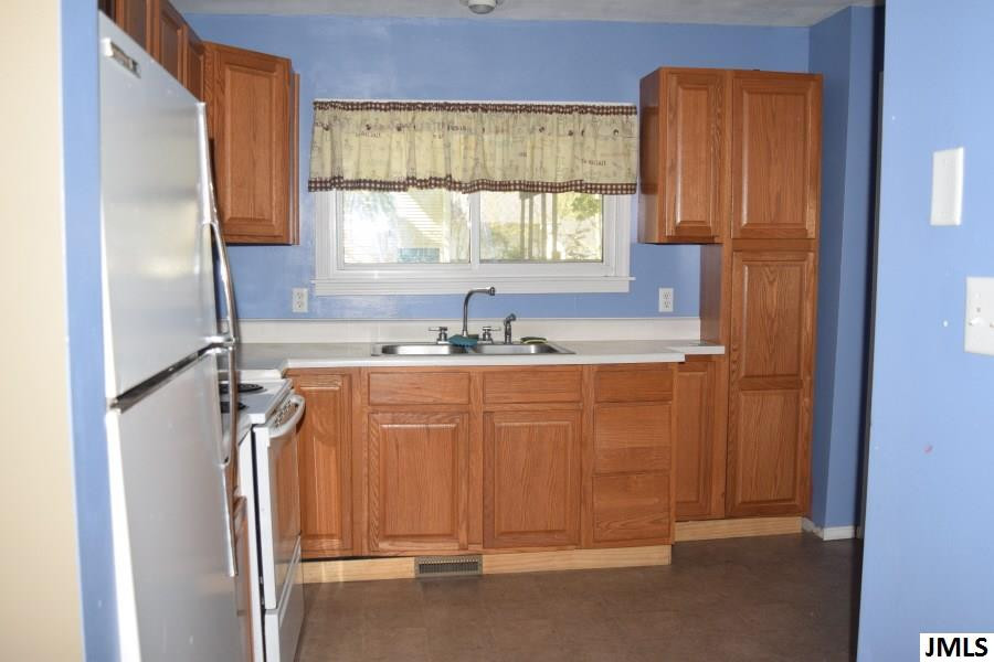 323 Orange Street Jackson, MI 49202 - Photo 7 of 14 Photo 7