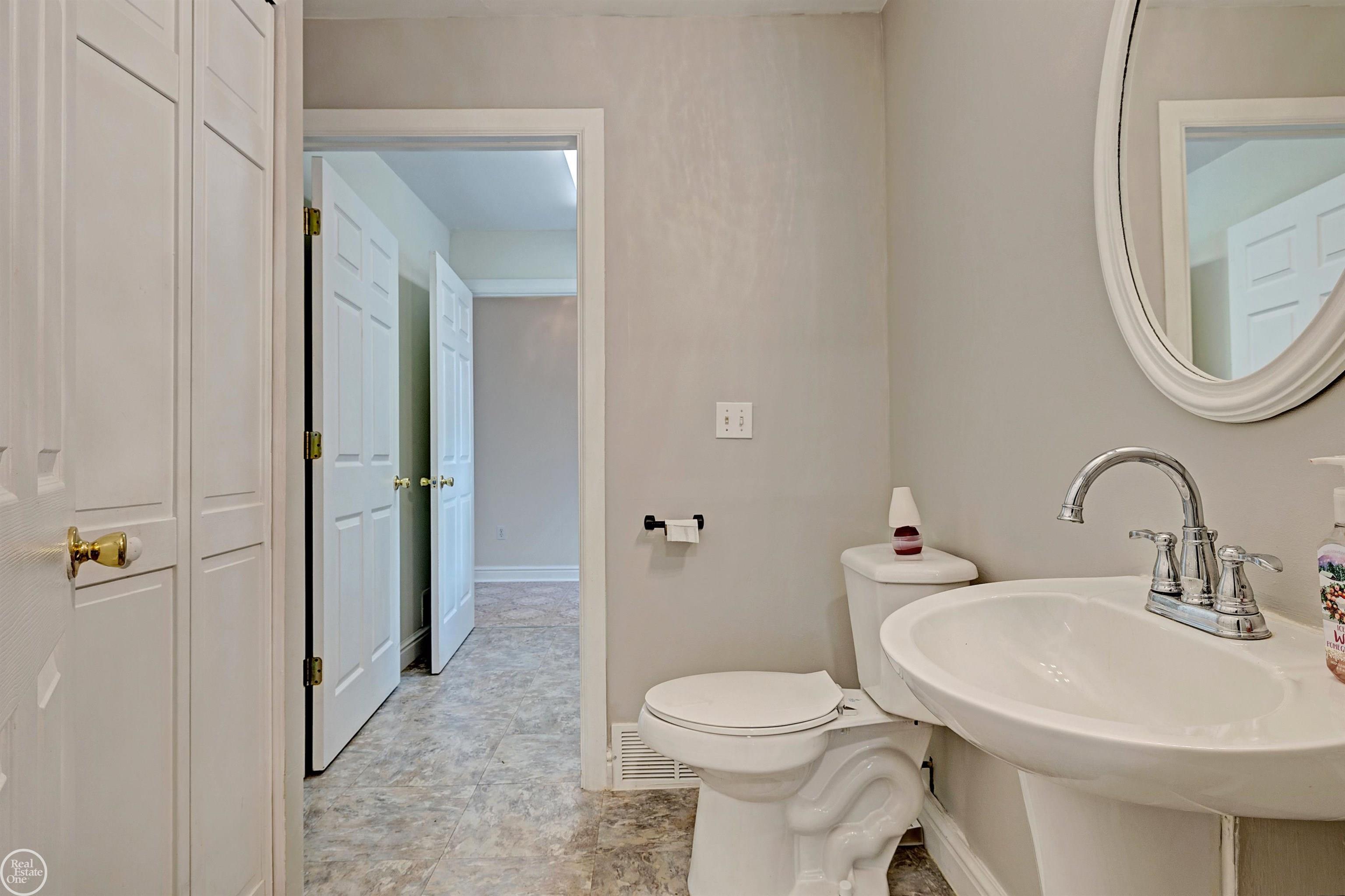 1180 West Curtis Road Saginaw, MI 48601 - Photo 27 of 71 50124551-26.JPG