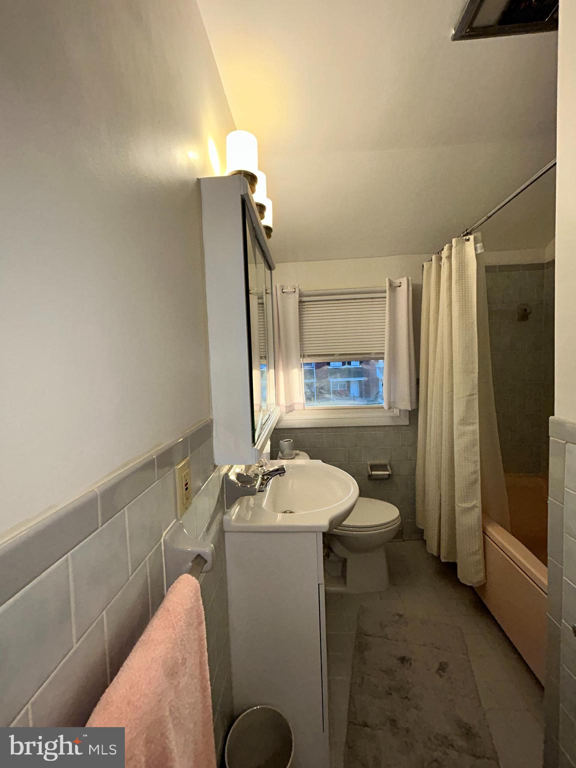 2714 Moorgate Road Dundalk, MD 21222 - Photo 27 of 41 Bathroom