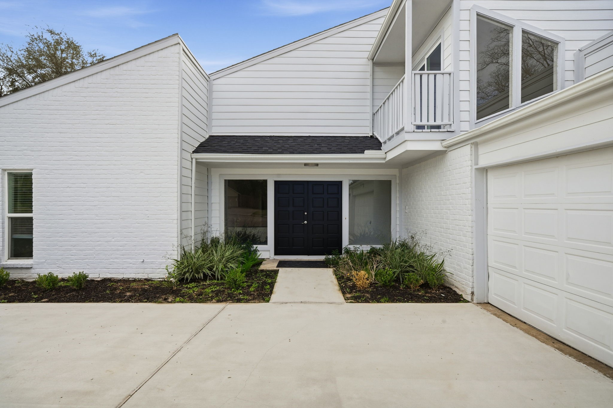 Located on a quiet cul-de-sac street in the Energy Corridor is this beautiful 3/4 bedroom, 2.5 bathroom two story home.