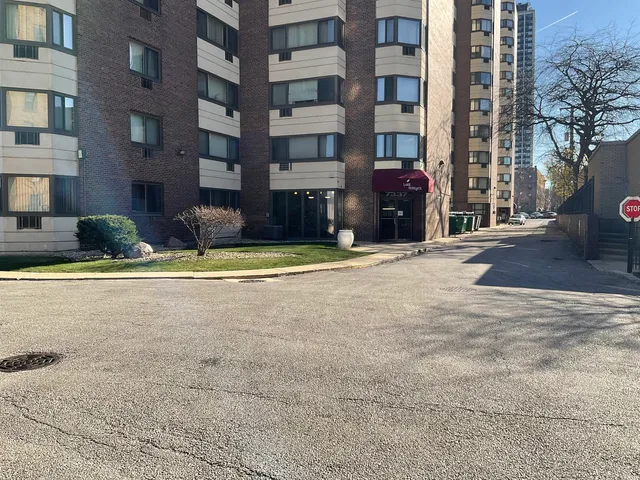 $1,000 | 7337 South South Shore Drive, Unit 722, Chicago, IL 60649