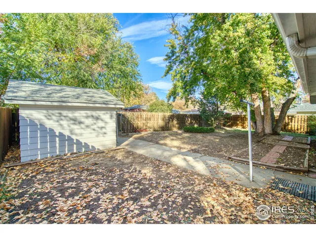 a view of a livingroom with a ceiling fan