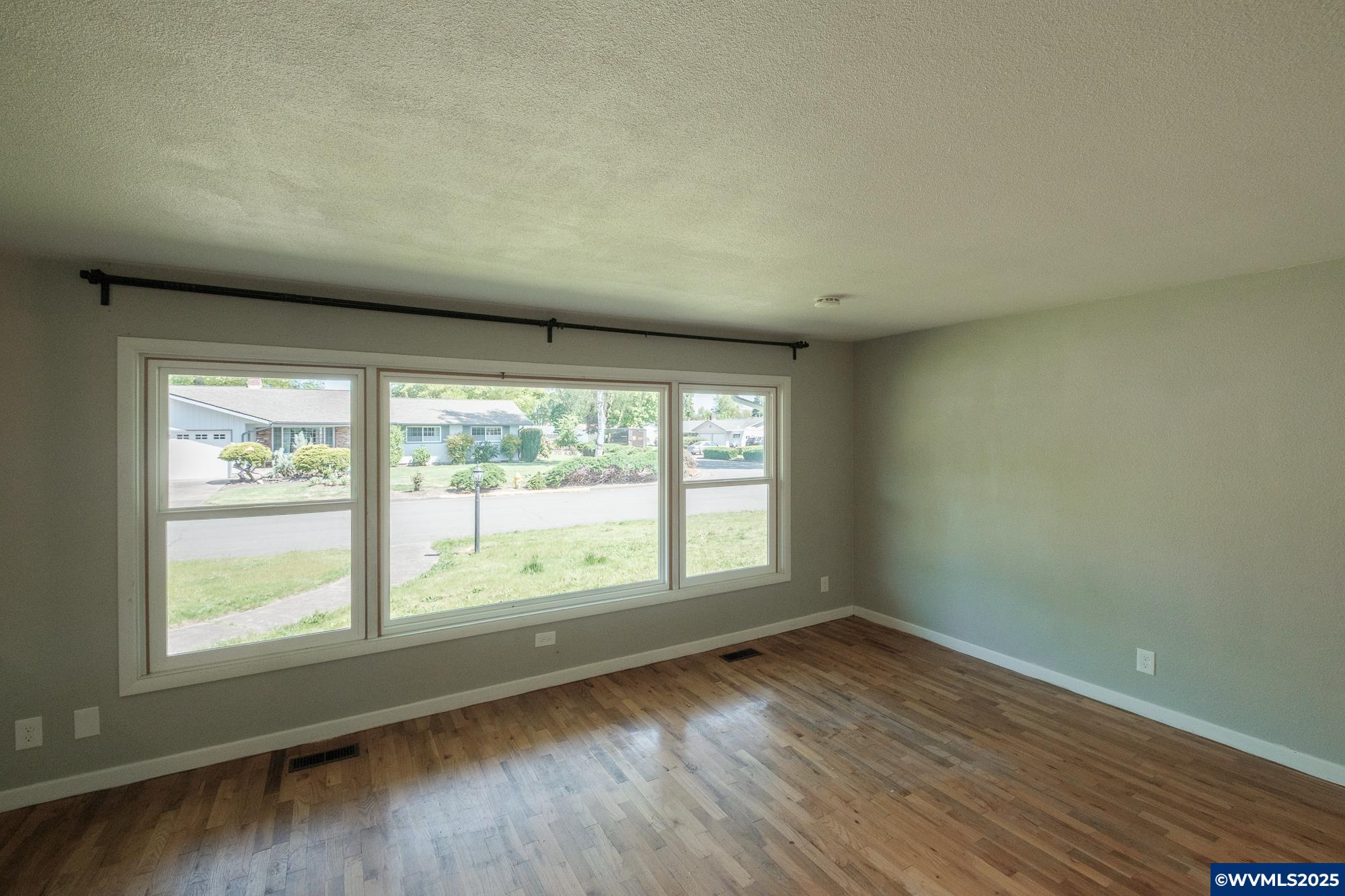 3036 Locust Avenue Southeast Albany, OR 97322 - Photo 4 of 34