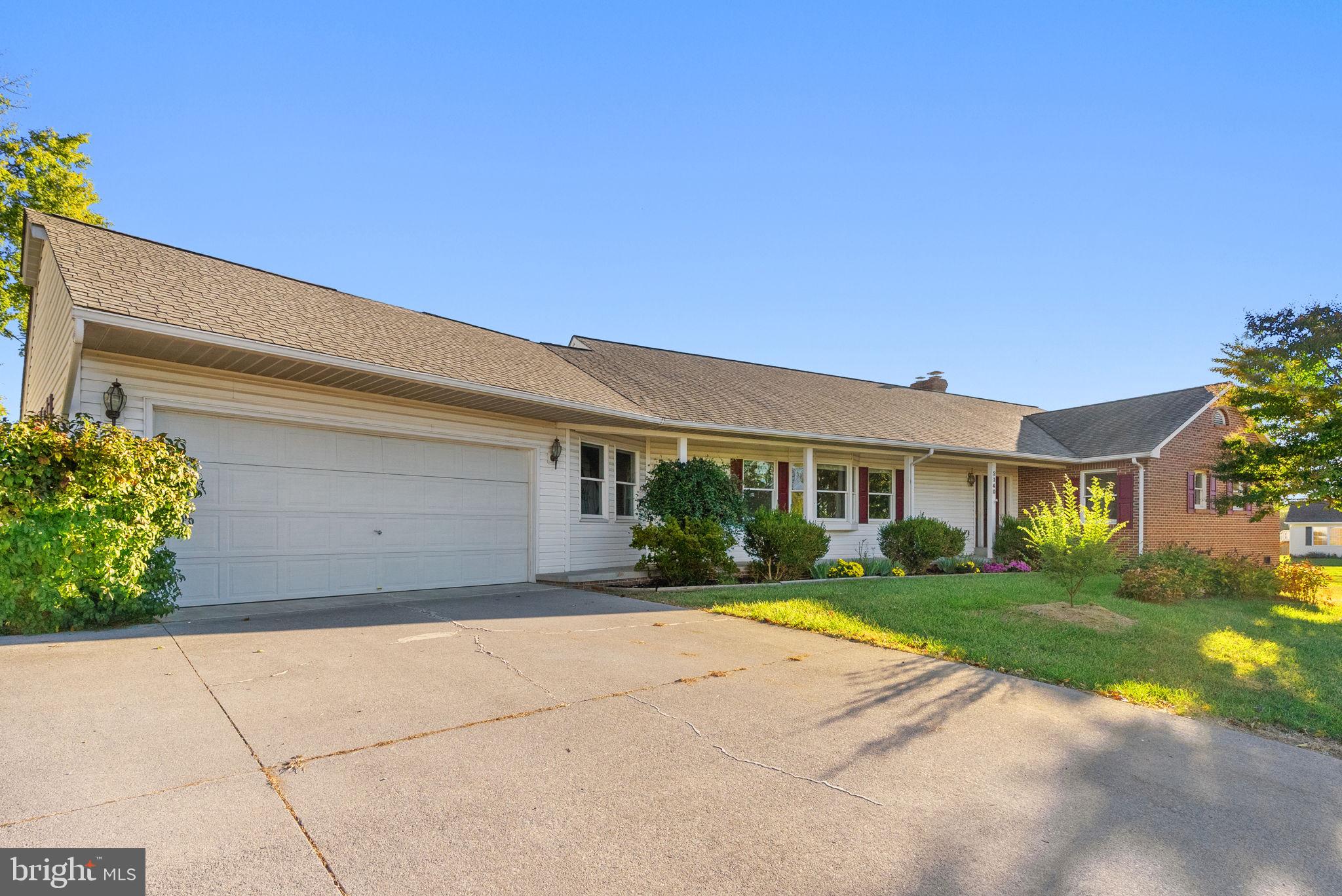 a view of a yard in front of a house