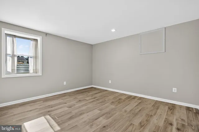 a view of a house with backyard and garden