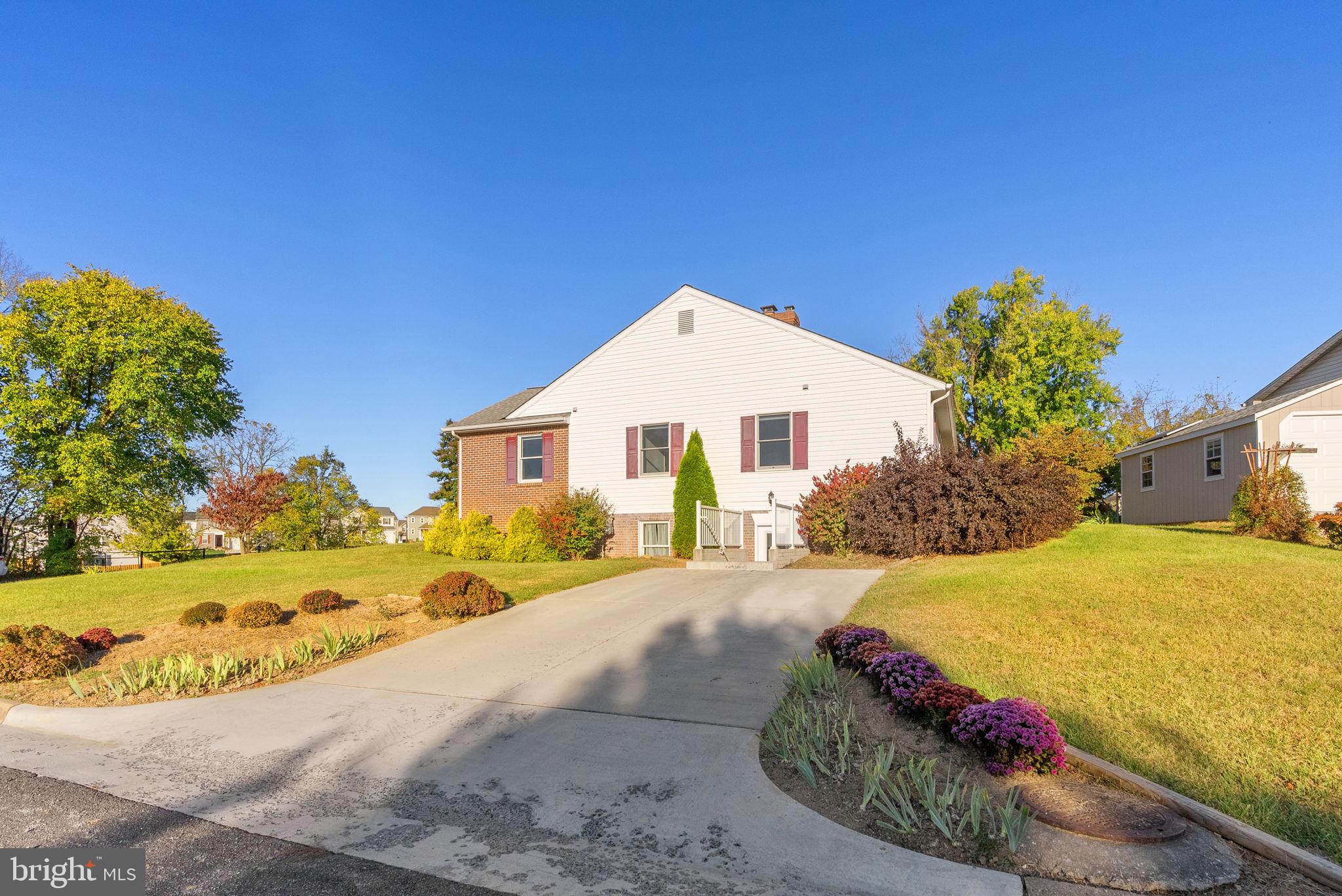2140 6th Street Middletown, VA 22645 - Photo 62 of 62 Well-maintained landscaping & yard
