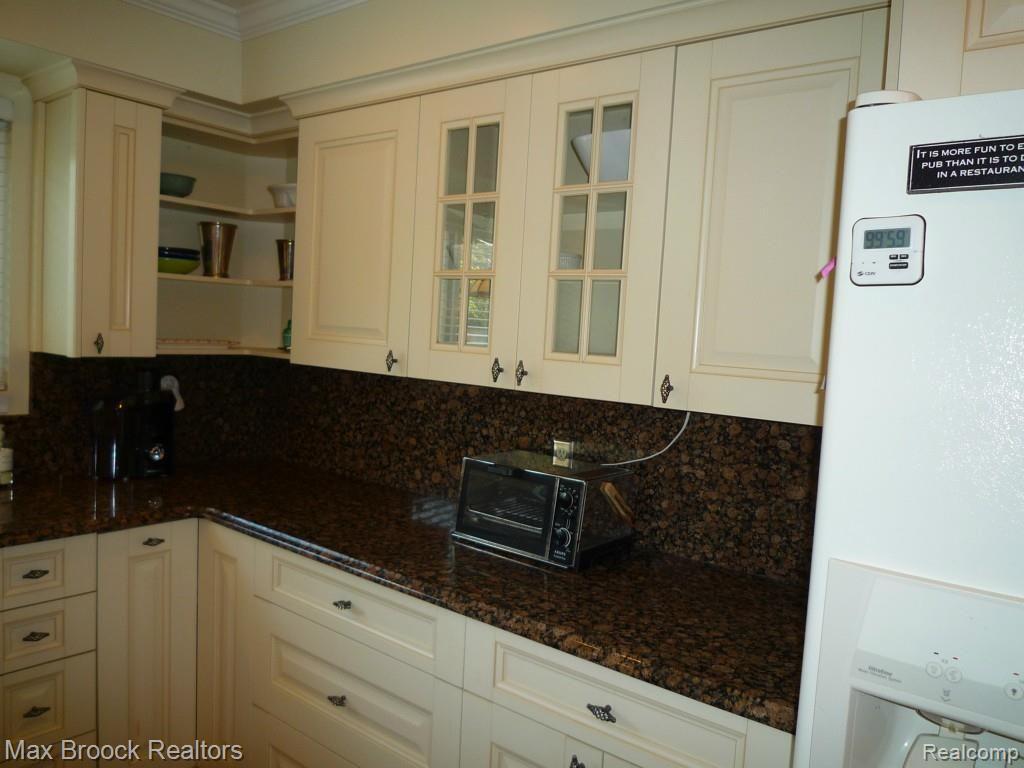 4043 West Maple Road, Unit 101 Bloomfield Hills, MI 48301 - Photo 17 of 34 P1080526.jpg