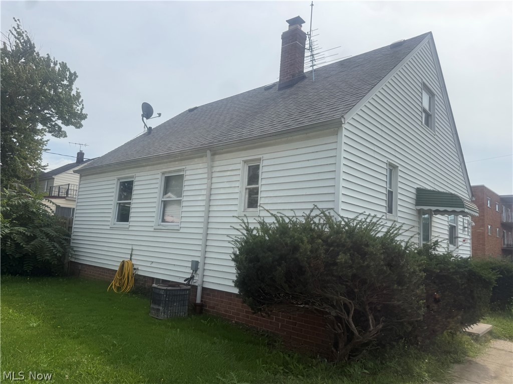 18011 Windward Road Cleveland, OH 44119 - Photo 2 of 18 Gallery Image 2