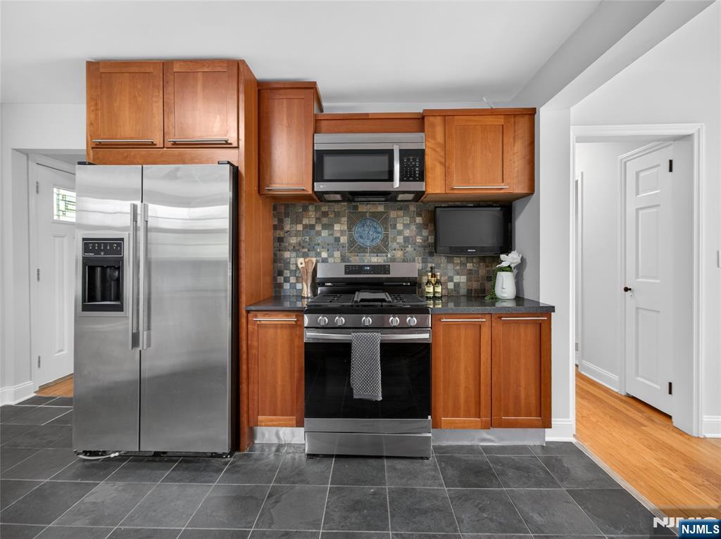 538 Coolidge Place Paramus, NJ 07652 - Photo 10 of 42