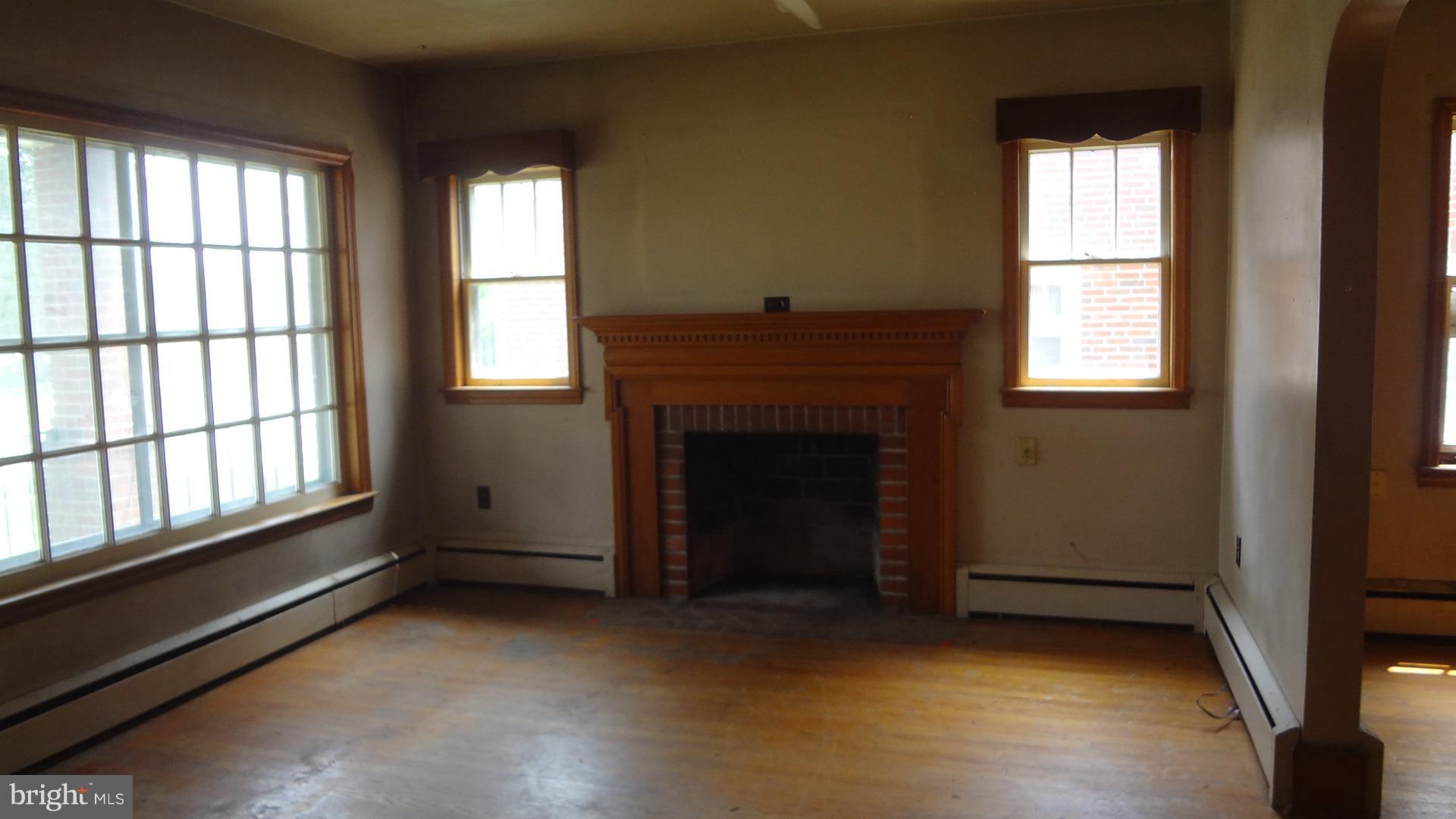 102 Frederick Avenue Frederick, MD 21701 - Photo 5 of 18 Living Room