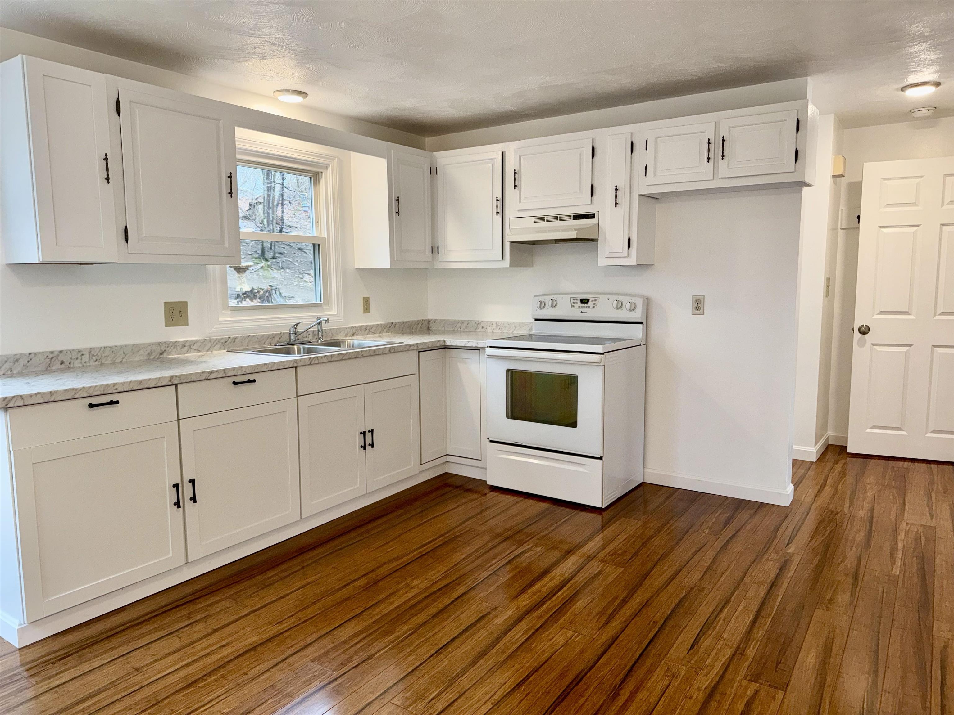 10 Sunset Circle Derry, NH 03038 - Photo 3 of 19