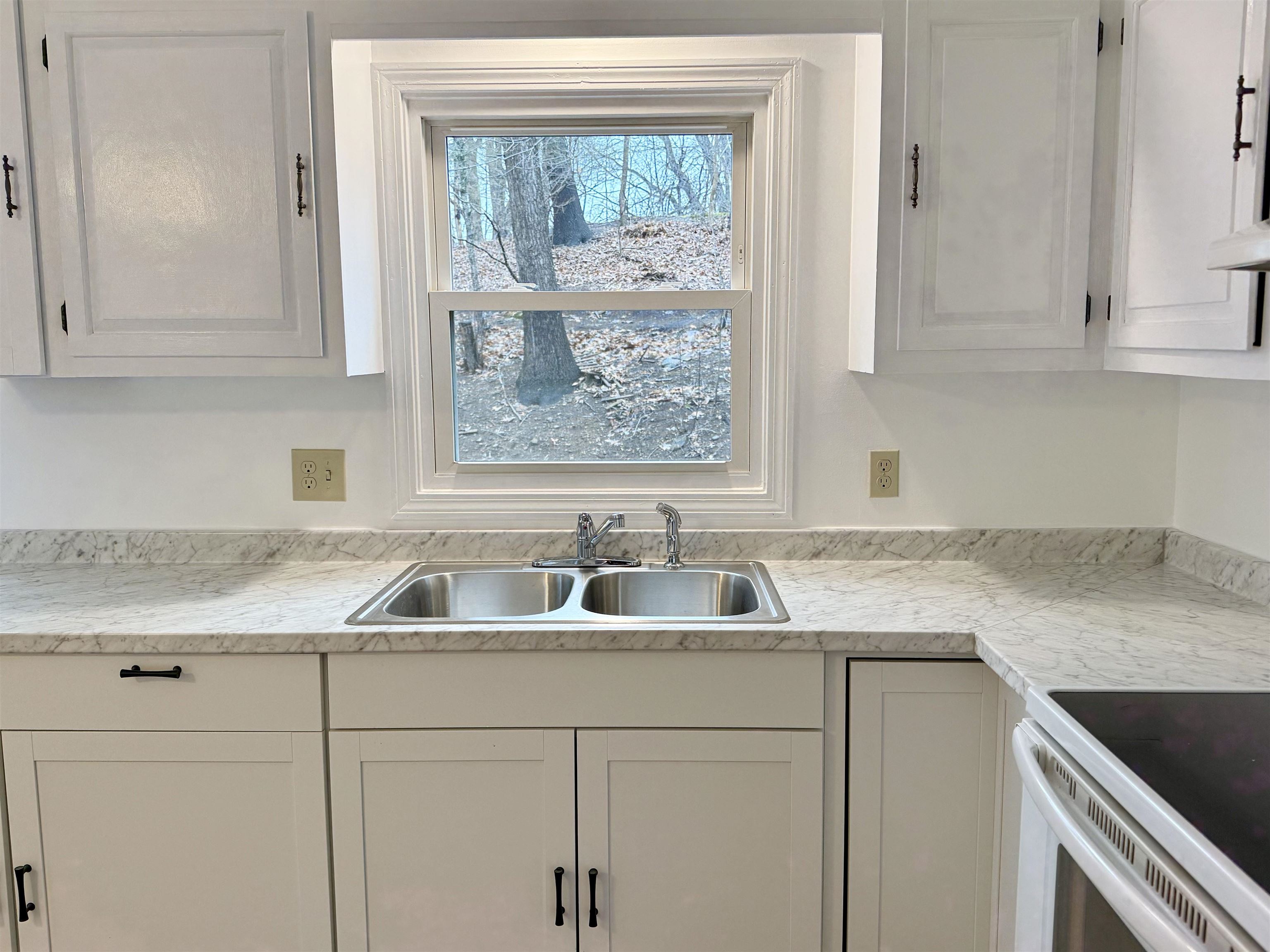 10 Sunset Circle Derry, NH 03038 - Photo 5 of 19