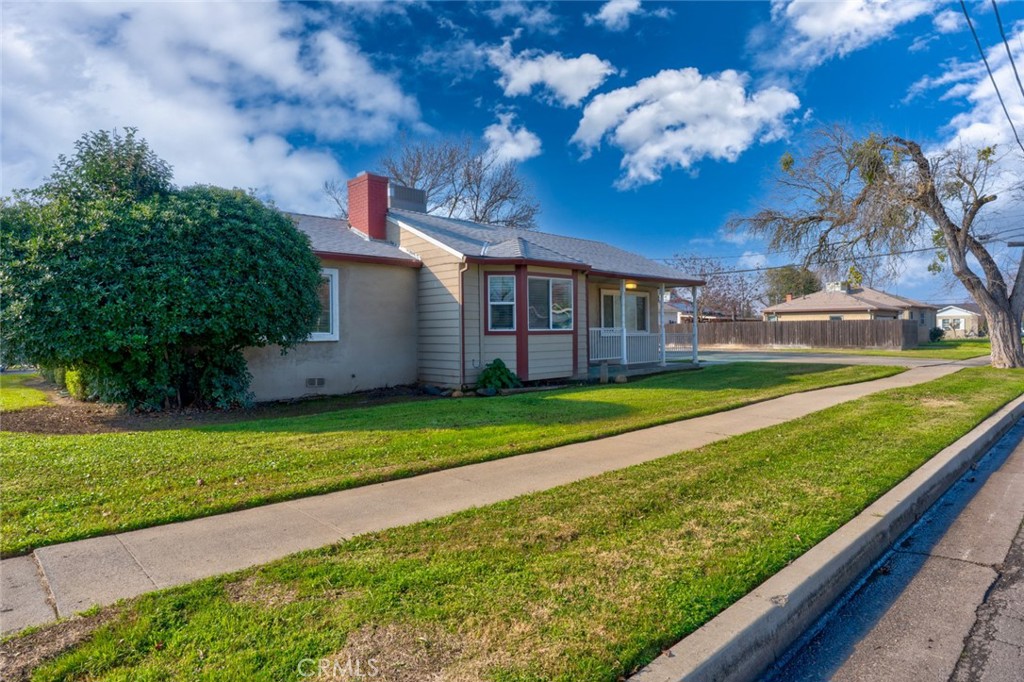 598 East 19th Street Merced, CA 95340 - Photo 4 of 25 a view of a house with a backyard