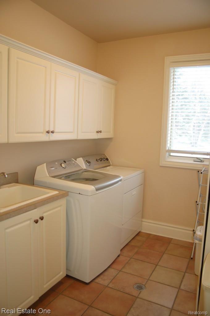 476 Oakbridge Drive Rochester, MI 48306 - Photo 18 of 38 LAUNDRY.jpg