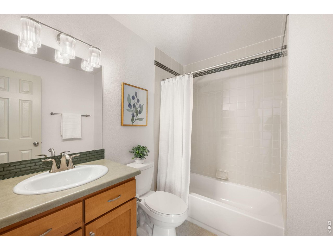 7422 Clubhouse Road Boulder, CO 80301 - Photo 18 of 25 Full bathroom for secondary bedrooms