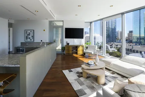 $1,150,000 | 2900 McKinnon Street, Unit 801, Dallas, TX 75201