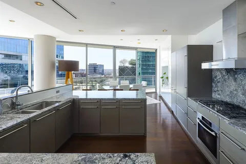 $1,150,000 | 2900 McKinnon Street, Unit 801, Dallas, TX 75201