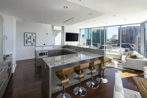 $1,150,000 | 2900 McKinnon Street, Unit 801, Dallas, TX 75201