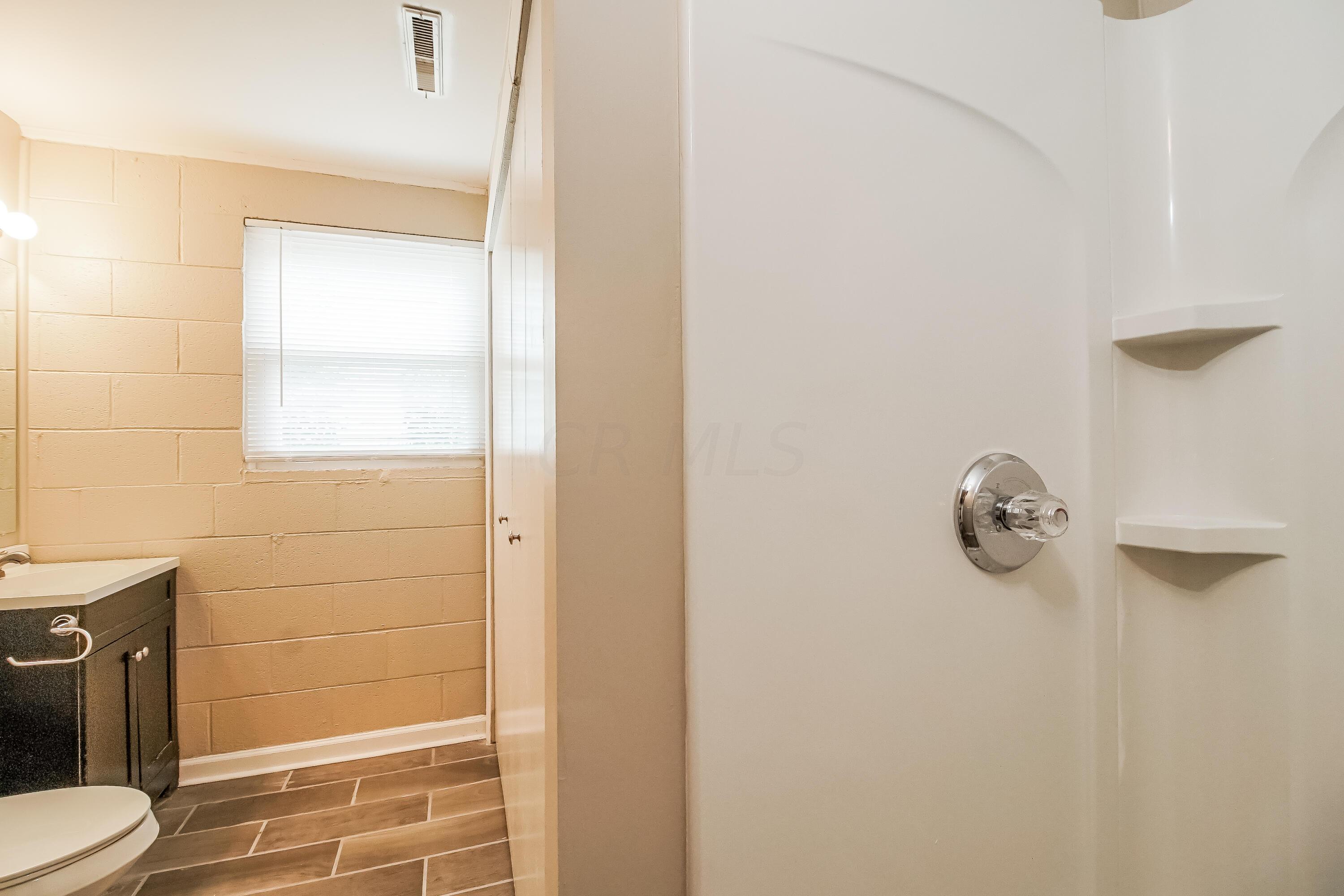 6259 Faircrest Road Columbus, OH 43229 - Photo 12 of 17 013-photo-bathroom-7392001