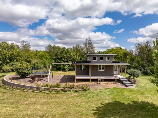 a view of a yard with a house