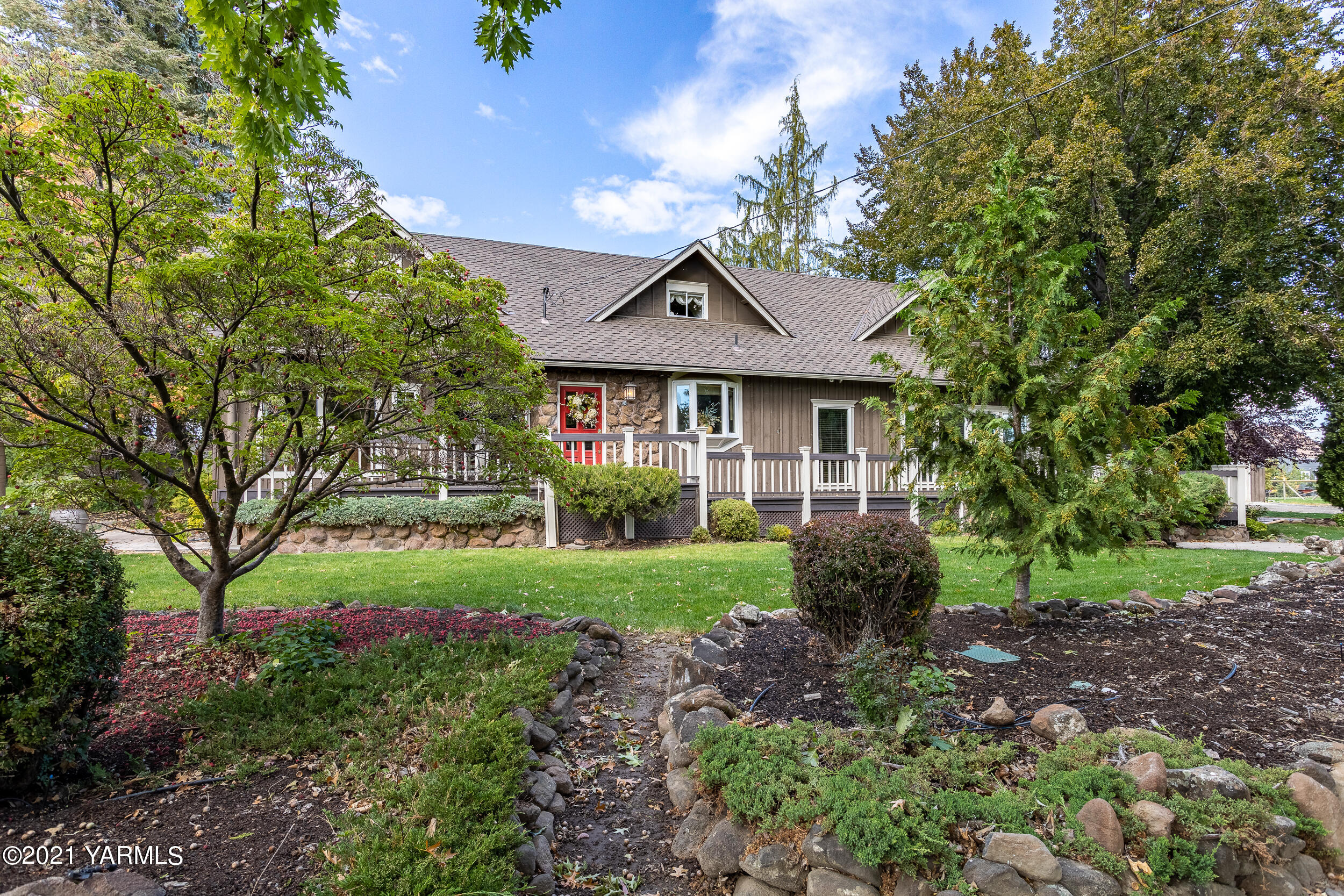12401 Nelson Road Yakima, WA 98903 - Photo 1 of 48 a front view of a house with garden