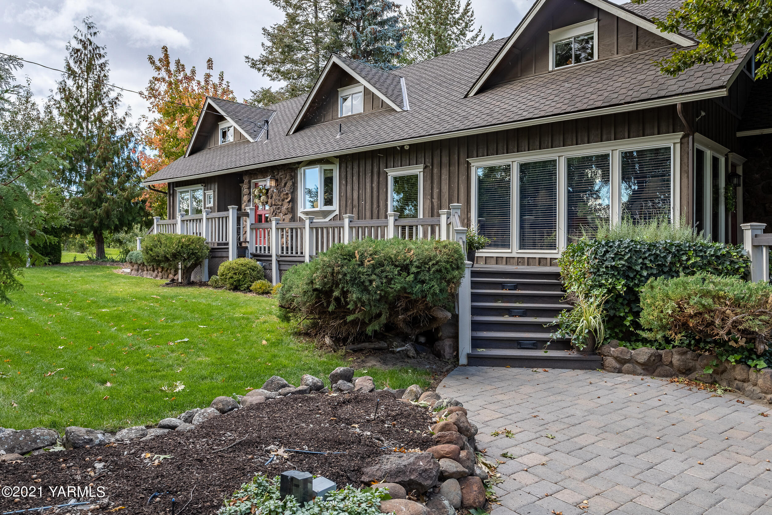 12401 Nelson Road Yakima, WA 98903 - Photo 2 of 48 a front view of a house with garden