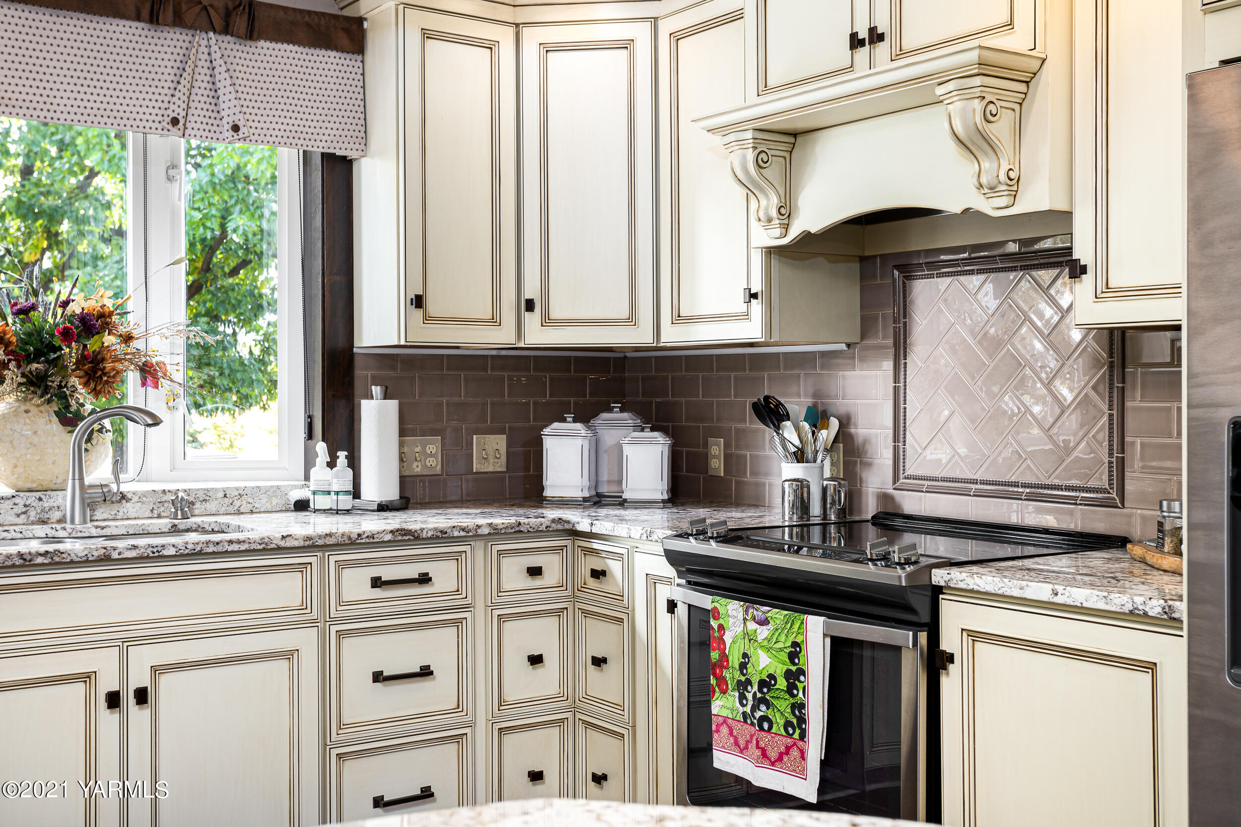 12401 Nelson Road Yakima, WA 98903 - Photo 12 of 48 a kitchen with granite countertop a sink a stove and cabinets