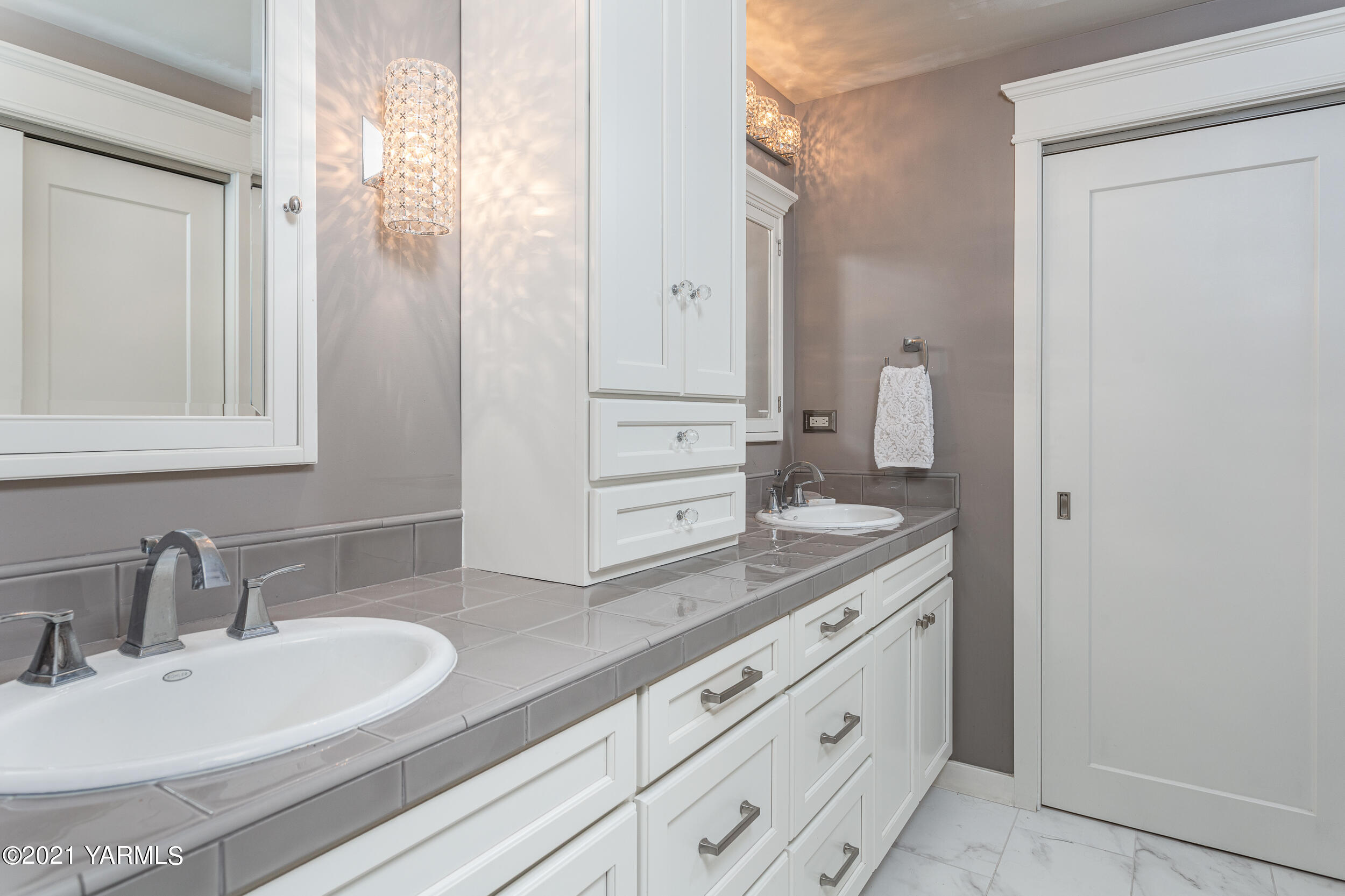 12401 Nelson Road Yakima, WA 98903 - Photo 18 of 48 a bathroom with a sink and a mirror