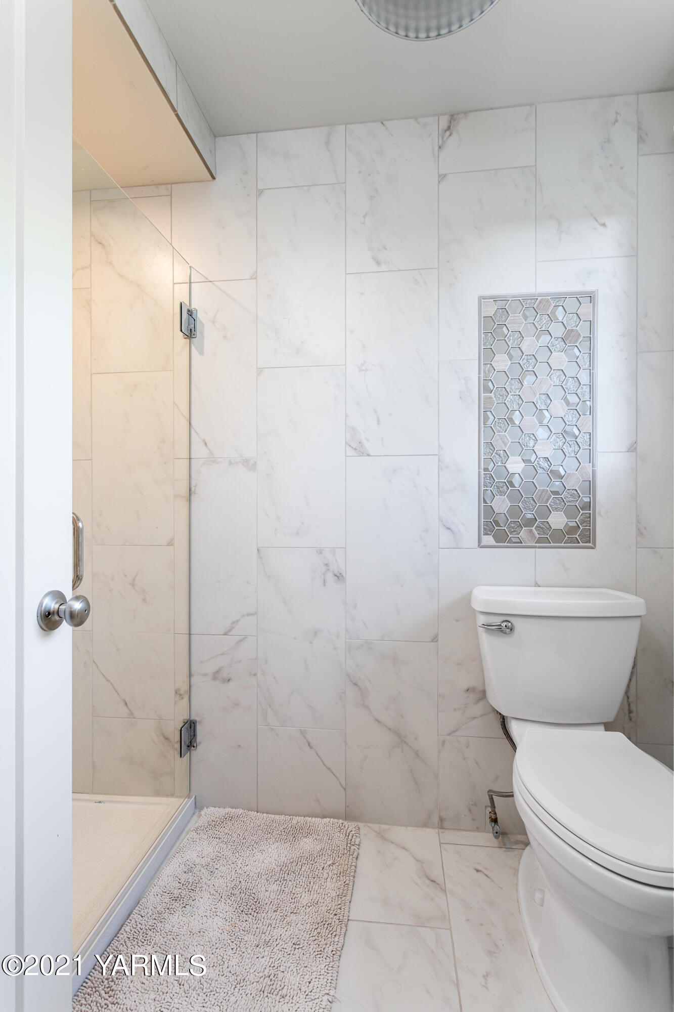 12401 Nelson Road Yakima, WA 98903 - Photo 19 of 48 a bathroom with a toilet and a shower